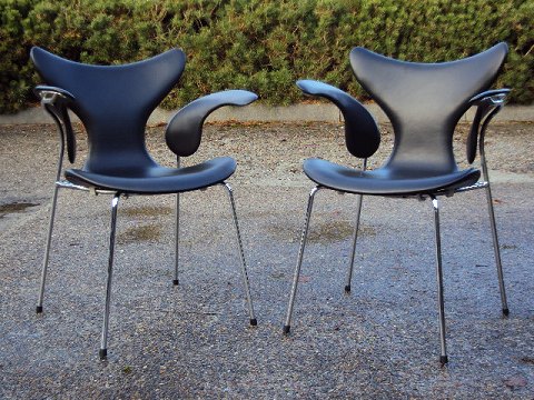 KAD ringen Arne Jacobsen Seagull Chairs 3208 with armrest