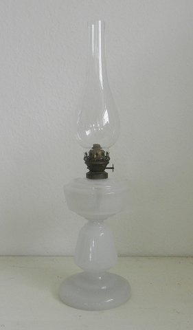 1800tals petroliums lampe af opalineglas