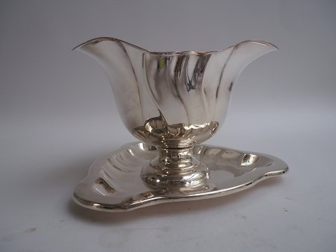 1 pair of Napoleonshat sauce pitchers in plate, France approx. 1920.