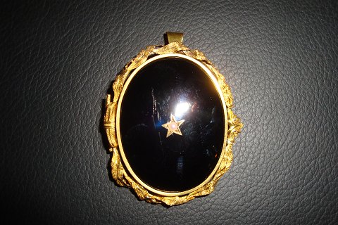 pendant / brooch with black inner liner little pearl 5000 m2 showroom