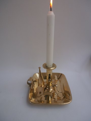 Candlestick in brass with snuffer and scissor, England approx. 1860.