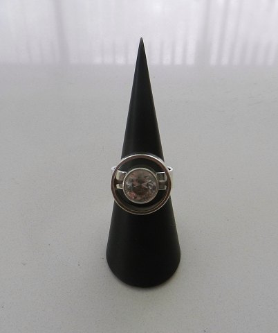 N.E.From sølv ring med klar sten.