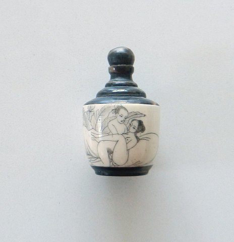 Orientalsk snusflaske med erotisk motiv.