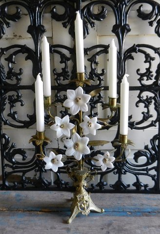 1800tals fransk kirkestage med opaline blomster.