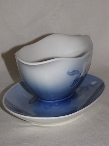 Christmas Rose
Gravy bowl
B & G