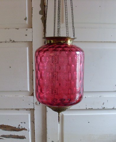 Ampel i hindbærfarvet glas med øjet optik fra Fyens glasværk