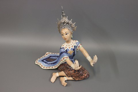 Oriental figurine by Dahl Jensen No. 1125. Siamese Temple Dancer.  
5000 m2 showroom.