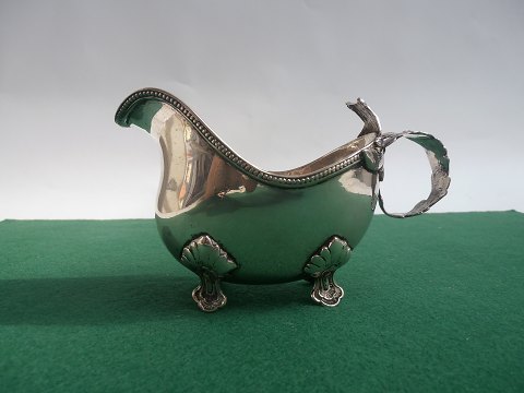 Gravy beak in foreign silver, approx. 1880.
With pearl edge and leaf motif on the handle.