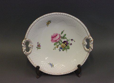 B&G saxon flower, dish with handles and gilt edge.
5000m2 showroom.