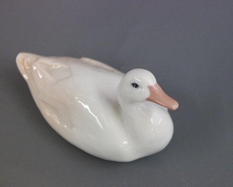 B&G porcelain figurine, White Duck, no. 1537.
5000m2 showroom.
