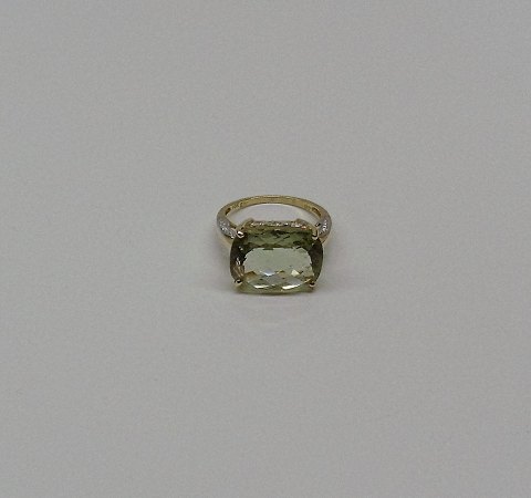 10kt. guld ring prydet med stor grøn ametyst på 9,29ct.