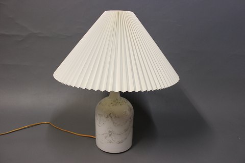 Holmegaard bordlampe i glas. Type: Lamp art, med messing krans. 
5000m2 udstilling.