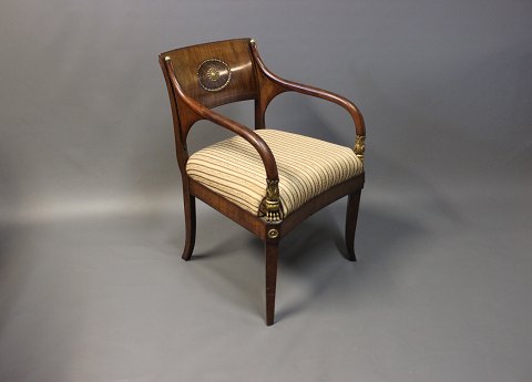 Armchair in polished mahogany, inlaid fruitwood and decorated with brass and 
leaf gold. 
5000m2 showroom.
