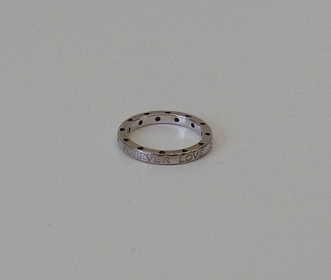 Ole Lynggaard, Charlotte Lynggaard design "Forever Love" ring i 18kt hvidguld 
med 8 brillanter