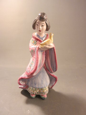 Hjorth keramik, Ung asiatisk kvinde med due nr. 531