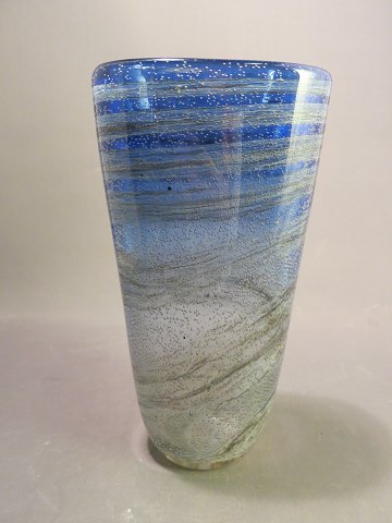 glas vase i blå farve og små bobler i glasset