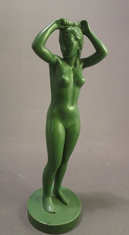 Ipsen figur af dame i grøn glasur, med en fejl