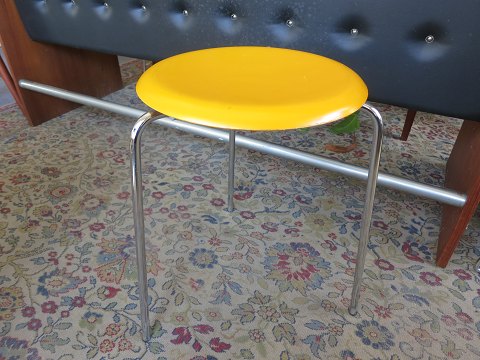Arne Jacobsen skammel / taburet med gult sæde