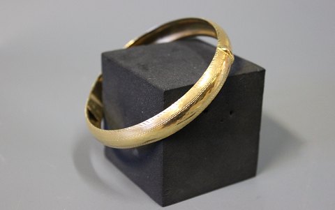Bangle in 14 carat gold with chasings.
5000m2 showroom.