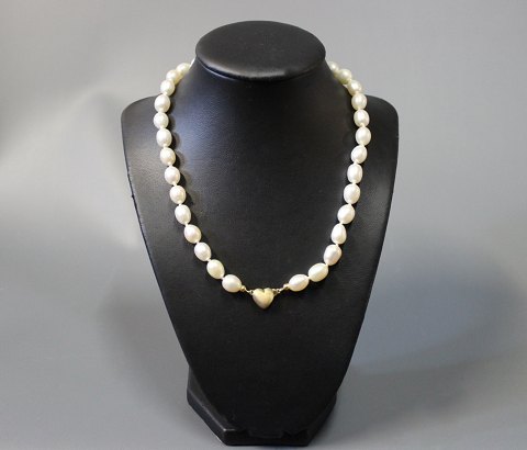 Necklace of fresh water Pearls with 9 carat gold Lock.
5000m2 showroom.