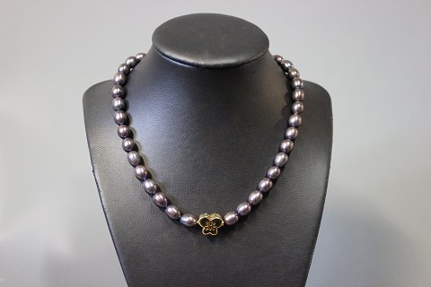 Necklace with fresh Water Pearls in purple with gilded Lock.
5000m2 showroom.