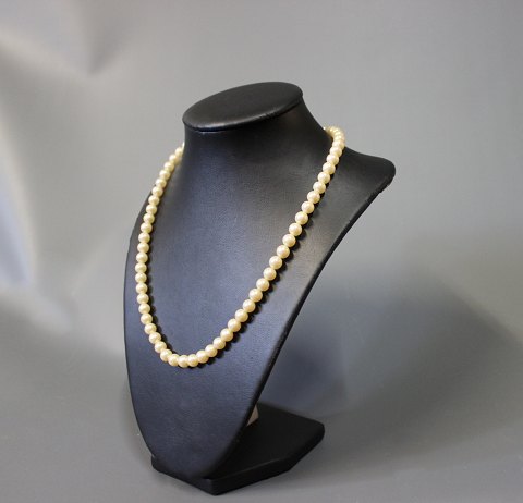 Necklace with freshwater Pearls and a 830 s. Lock.
5000m2 showroom.