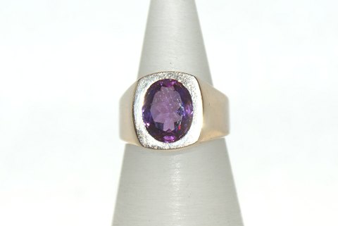 Gold ring with amethyst