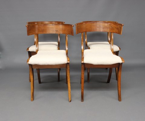 Et sæt af 4 spisestuestole i poleret nøddetræ og sæder i hvidt stof.
5000m2 udstilling.