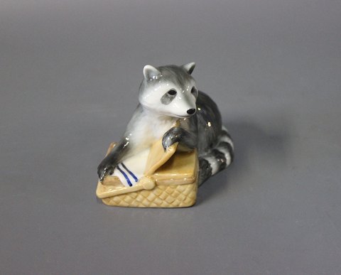 Royal figurine Racoon with a basket, no. 055.
Great condition
