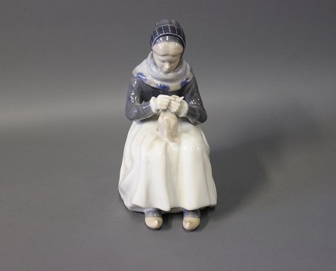 Royal figurine The girl from Amager, no. 1317.
Great condition
