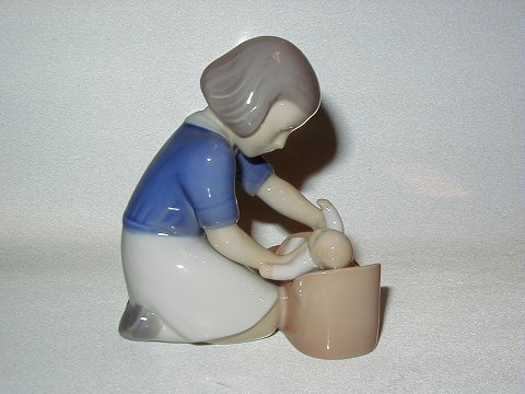 Sjælden Bing & Grøndahl Figur
Pige med Dukke i Kurv