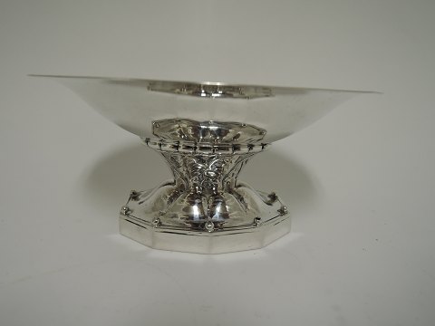 Georg Jensen
Sterling (925)
Oval Schüssel zu Fuß.
Design 42