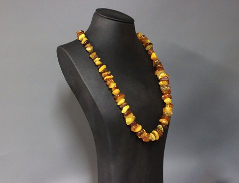 Long amber necklace in sequence.
5000m2 showroom.