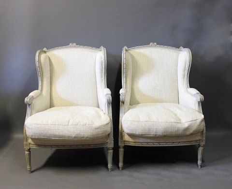 Et par gråmalede Gustavianske lænestole fra 1830erne.
5000m2 udstilling.
