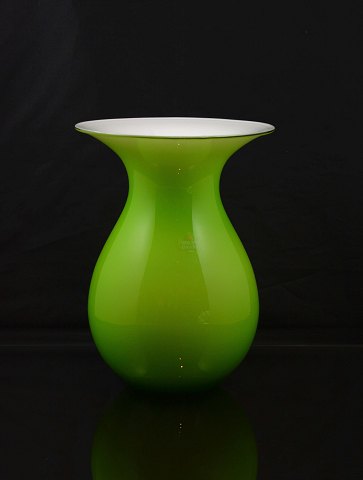 Holmegård vase, opalhvid med grønt omfangsglas. Solgt