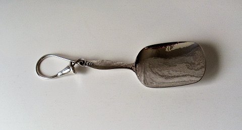 Håndsmedet ornamentalserverings spade i hammerslået sølv