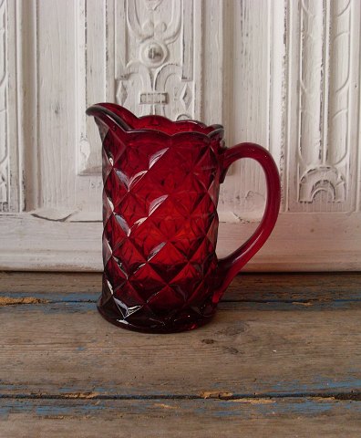 Fyens glasværk stor Odin kande i rødt glas 18,5cm.