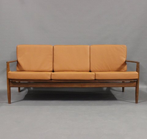 Tre personers sofa i palisander og hynder af cognac farvet læder, af dansk 
design fra 1960erne.
5000m2 udstilling.