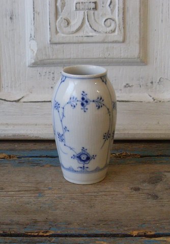 Royal Copenhagen Musselmalet riflet vase no. 383