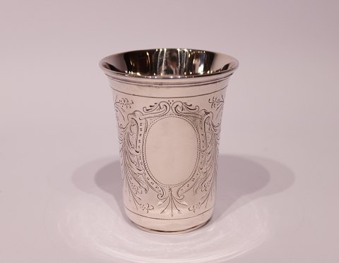 Small cup decorated with chasings in hallmarked silver from the 1930s.
5000m2 showroom.