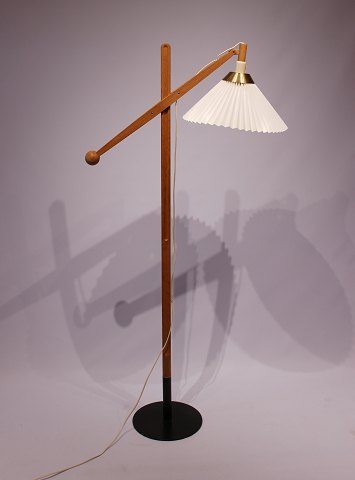 Gulvlampe, model 325, i egetræ af Vilhelm Wohlert og Le Klint.
5000m2 udstilling.