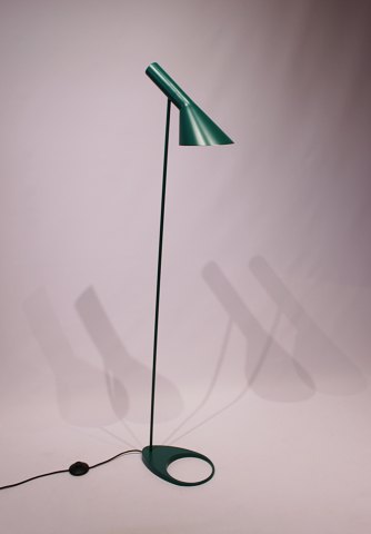 Green floor lamp designed by Arne Jacobsen in 1960 and manufactured by Louis 
Poulsen.
5000m2 showroom.