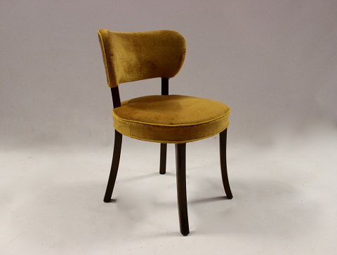 Small antique chair in mahogany and upholstered in yellow fabric. The chair is 
in great vintage condition. 
5000m2 showroom.