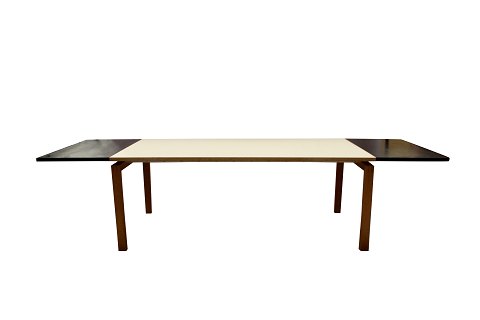 Large dining table with two extention leaves in Corian and oak of danish design 
from the 1980s.
5000m2 showroom.