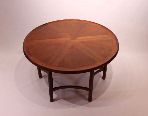 Round coffee table in 
teak of Danish Design from the 1960s.
5000m2 showroom.