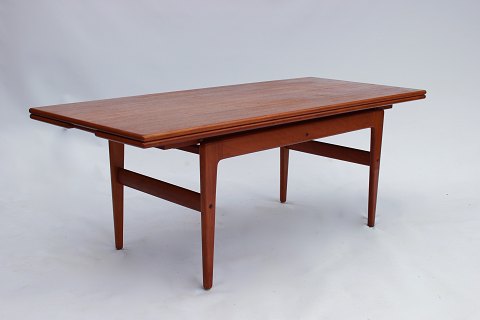 Elevator table, can be used as both coffee- and dining table, in teak and of 
danish design from the 1960s.
5000m2 showroom.
