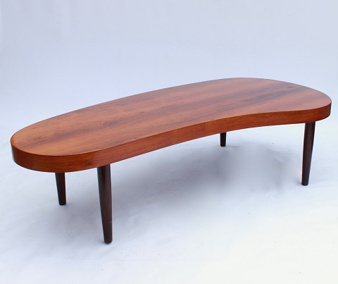 Coffee table in rosewood of danish design and danish cabinetmaker from the 
1960s.
5000m2 showroom.