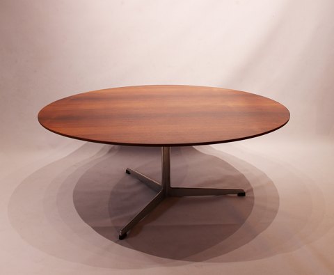 Round coffee table, model 3513, designed by Arne Jacobsen and manufactured by 
Fritz Hansen in the 1960s.
5000m2 showroom.