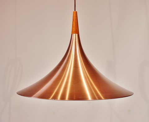 Ceiling pendant in copper and teak of danish design from the 1960s.
5000m2 showroom.