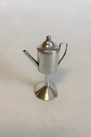 Stichtsche Zilverfabriek C.L.J Begeer, Nederlands. 833 Silver. Small jug with 
Lid on high foot